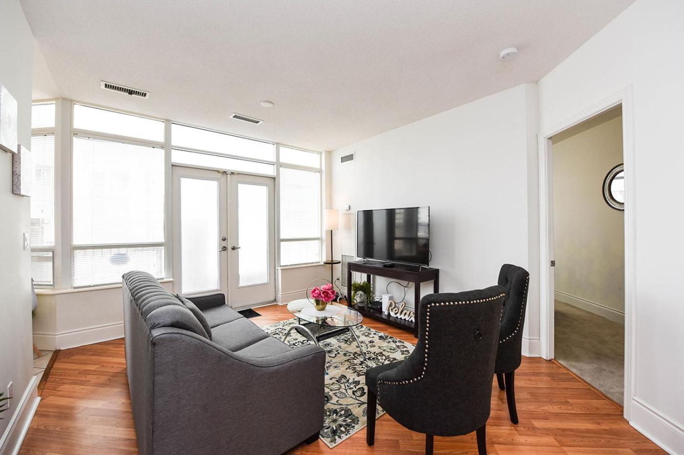 Amazing 2br & 2bth - Near Square One Mall Apartment *