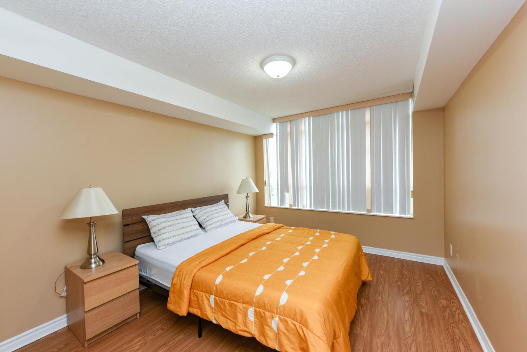 Apartment Amazing 2br & 2bth - Near Square One Mall
