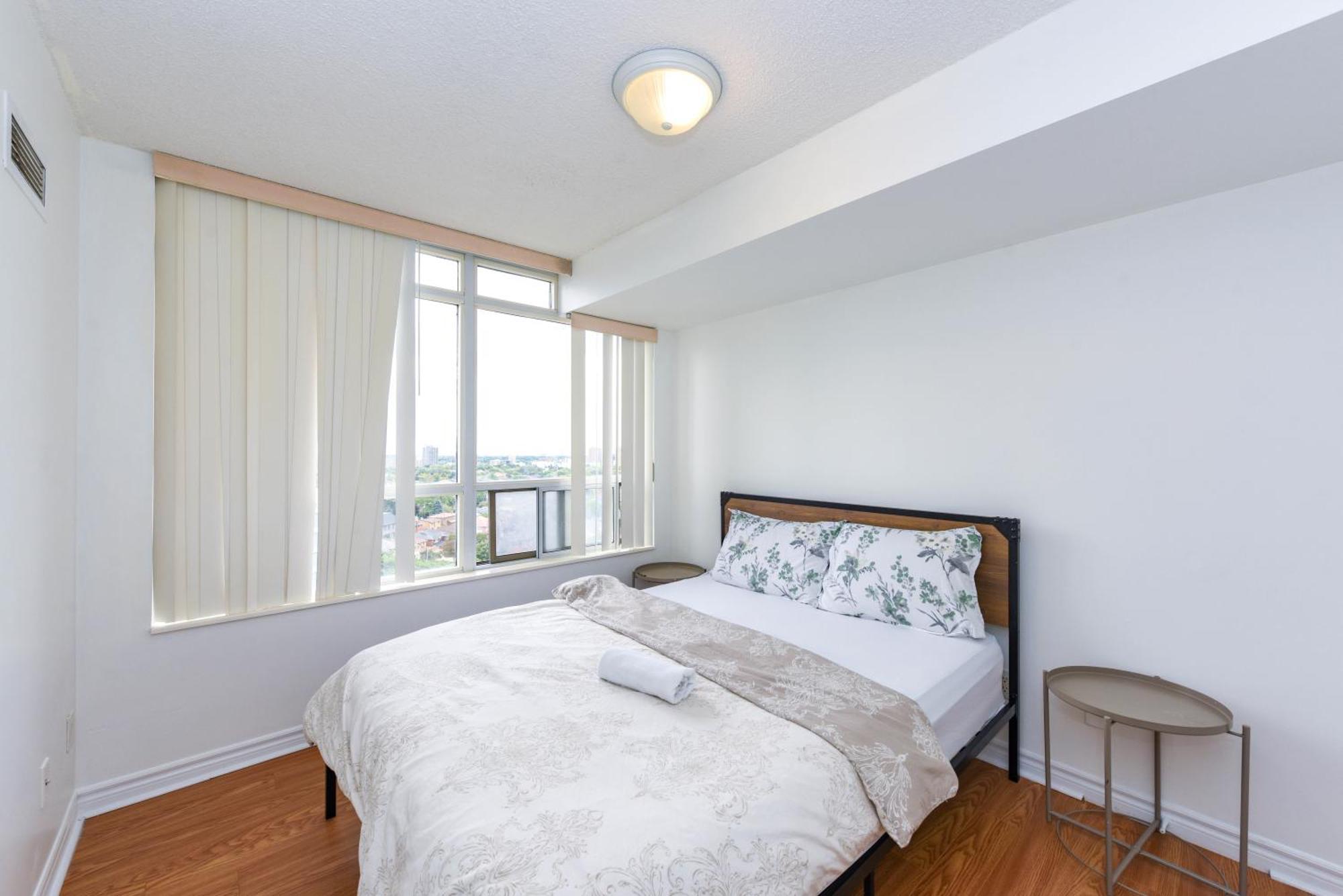 Apartment Amazing 2br & 2bth - Near Square One Mall *