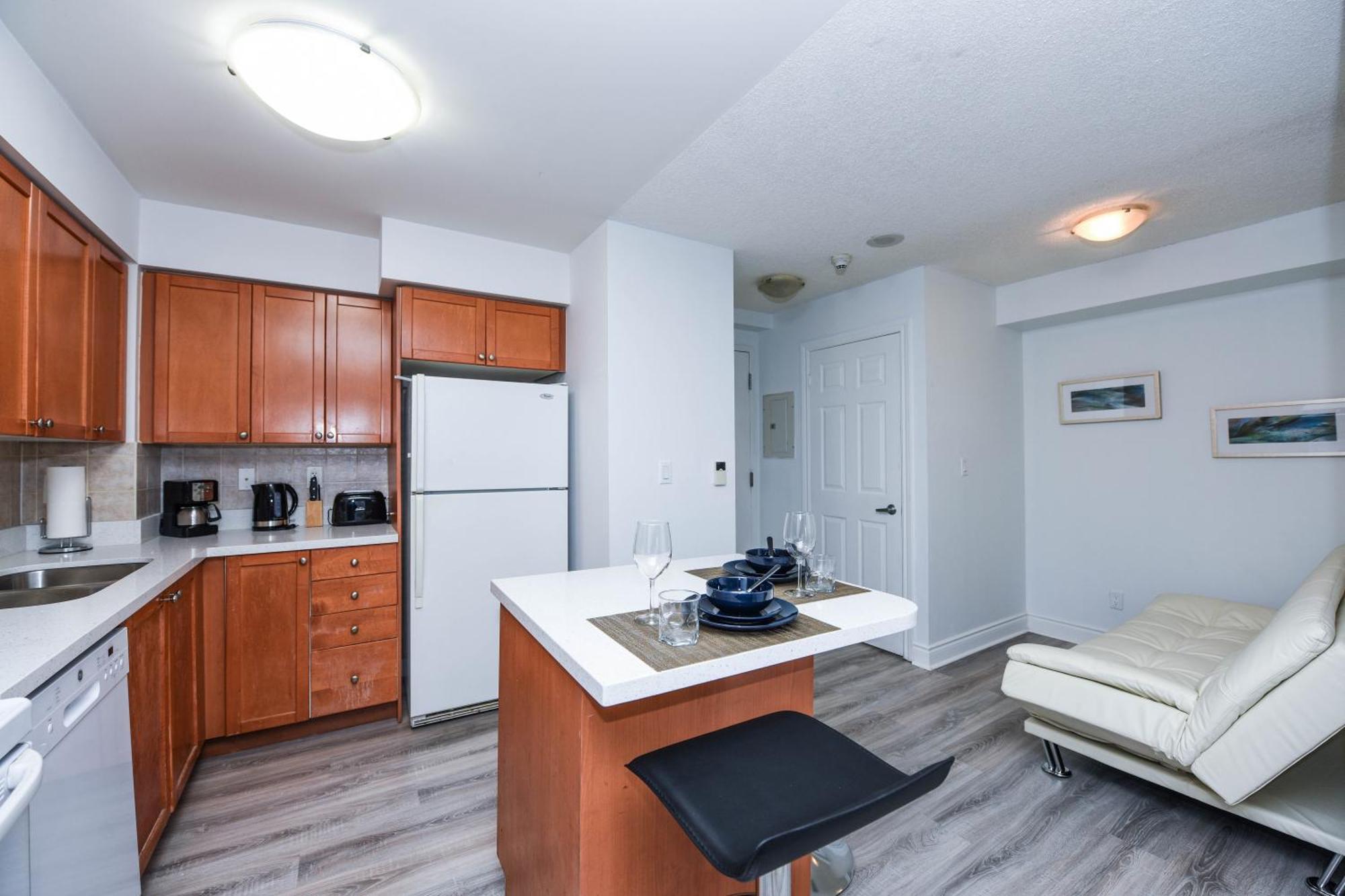 Amazing 2br & 2bth - Near Square One Mall Apartment *