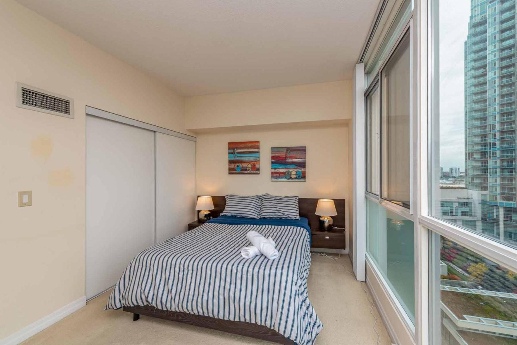 Apartment Amazing 2br & 2bth - Near Square One Mall *