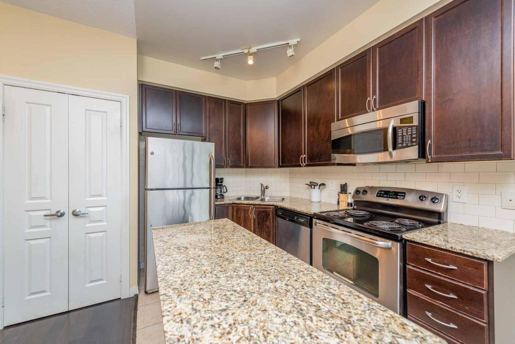 Amazing 2br & 2bth - Near Square One Mall